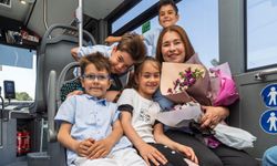İzmir’de direksiyon başındaki anneye dördüzlerinden sürpriz