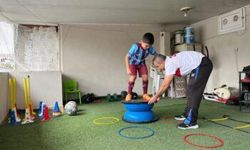 İzmir’li baba oğlunun hayali için balkonu futbol sahasına çevirdi