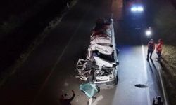Minibüs TIR'a çarptı: Çok sayıda yaralı var