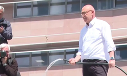 CHP Genel Merkezi’nde hortumlu nöbet: Mahmut Tanal çatıya çıktı