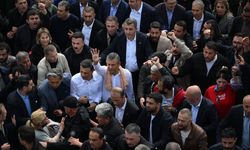 CHP Genel Merkezi’nden ayrılan Özgür Özel TBMM’ye yürüdü