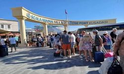 Ege’de bayram göçü başladı: Sisam’a geçmek isteyen tatilciler Kuşadası’nda uzun kuyruklar oluşturdu