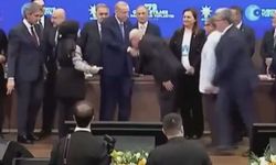 Rozeti taktı, Erdoğan'ın elini öptü