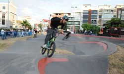 Karşıyaka’da pedal heyecanı: Türkiye’nin ilk pump track gece yarışı yapıldı
