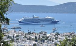 Bodrum limanında dev kruvaziyer bereketi: Marella Discovery binlerce turistle demirledi