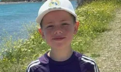 İzmir uçağında minik kahraman: 8 yaşındaki Phoenix sakinliğiyle acil inişi engelledi