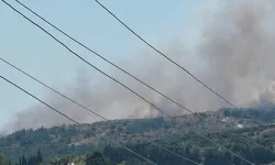 Çeşme'de çöplükte çıkan yangın makilik alana sıçradı