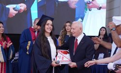22 aylıkken hayata tutundu, 23 yıl sonra diplomasını hayatını kurtaran hekimin elinden aldı