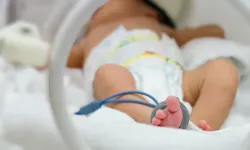 İzmir'de vicdanları sızlatan olay: Yeni doğan bebek poşet içinde kapıya bırakıldı