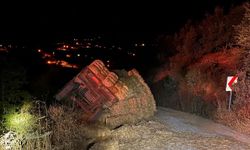 Saman yüklü traktör devrildi: Sürücü yaşamını yitirdi