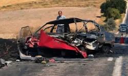 Afyon'da Kafa Kafaya Çarpışan Otomobil Alev Aldı: 1 Ölü, 2 Yaralı!