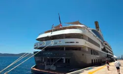Bodrum limanında dev gemilerin buluşması: Binlerce turist ilçeye akın etti