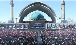 Tahran'da Hamaney'e veda: Binlerce kişi cenaze töreninde toplandı