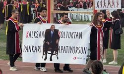 ODTÜ mezuniyetinde gündem pankartlara yansıdı: 'Mutlak butlan' mesajları dikkat çekti