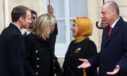 Emine Erdoğan, Macron’un elini öpmesine izin vermedi