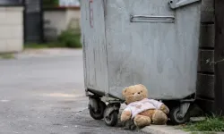 Eşini darbedip bebeği çöpe attı!