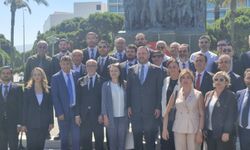 İzmir'de mutlak butlan yönetimi Atatürk Anıtı'na çelenk bıraktı