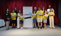 LÖSEV’in minik muhabirleri gazetecilere mikrofon uzattı