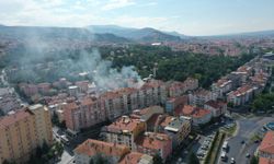 Yıldırım düşen apartmanın çatısında yangın çıktı
