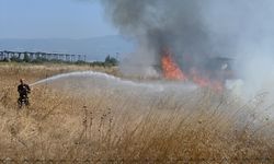 Manisa Turgutlu’da korkutan alevler: Hurdalıkta başlayıp zeytinliğe sıçrayan yangın kontrol altına alındı