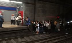 İzmir Metro’da arıza; Raylarda yürüdüler