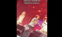 Manifest konserinde güvenliği aşıp sahneye fırladı!
