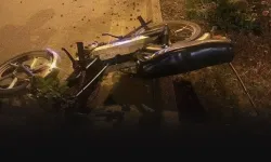 Kontrolden çıkan motor direğe çarptı... Sürücü öldü!