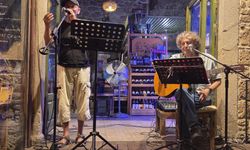 Ege kıyılarında unutulmaz sanat buluşması: Nevzat Çelik ve Haluk Çetin Foça’da gönülleri fethetti