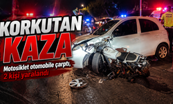 İzmir’de korkutan kaza: Motosiklet otomobile çarptı, 2 kişi yaralandı