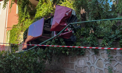 Şok! Duvarda asılı kaldı!