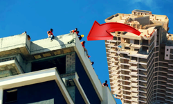 Paralarını alamayınca çatıya çıktılar