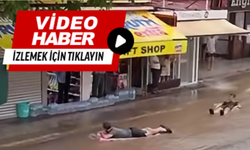 Turistler caddede rafting yaptı