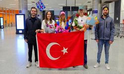 İzmirli Eda okyanusta tarih yazdı: İki kanalı rekorlarla geçip evine döndü