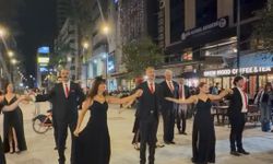 Alsancak sokaklarında Cumhuriyet valsi
