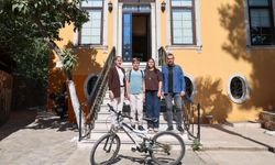 Buca’nın kitap kurdu Ömer geleceğe pedal çeviriyor