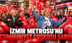 İzmir Metrosu’nu Cumhuriyet coşkusu sardı