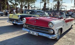 Klasik otomobiller Bodrum sokaklarını renklendirdi