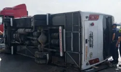 Antalya’da yolcu midibüsü devrildi
