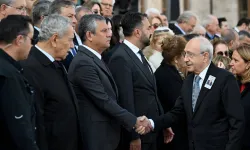 Özgür Özel ile Kılıçdaroğlu Tören Alanında Karşı Karşıya!