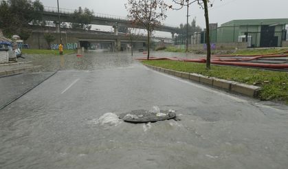 İzmir'de şiddetli yağış hayatı felç etti