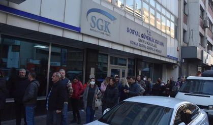 İzmir'de SGK önünde EYT yoğunluğu