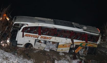 Yolcu otobüsü şarampole yuvarlandı: 3 ölü, 25 yaralı!