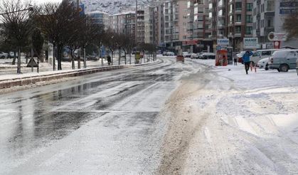 Afyonkarahisar'a yılın ilk karı düştü