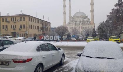 Iğdır'a mevsimin ilk karı yağdı