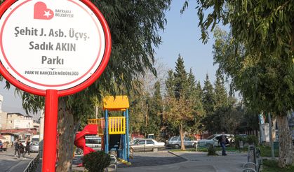 Bayraklı’nın parklarında tabelalar yenilendi