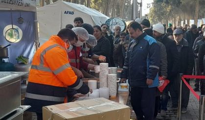 İzmit Aşevi'nden depremzedelere yemek ikramı