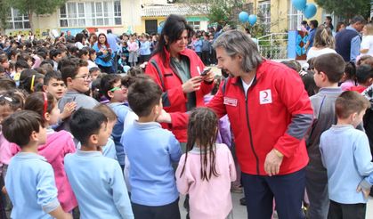 Bayraklı Kızılay otizm gününde özel öğrencileri sevindirdi