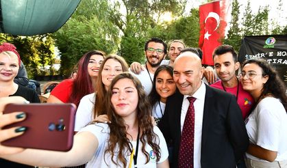 İzmir Büyükşehir Belediyesi’nden gençlere Kitap Kart desteği