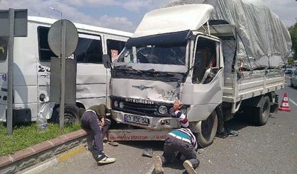 Minibüsle kamyonet çarpıştı: 9 tarım işçisi yaralandı
