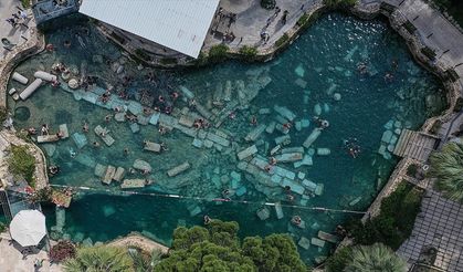 Pamukkale'deki antik termal havuzda yoğunluk